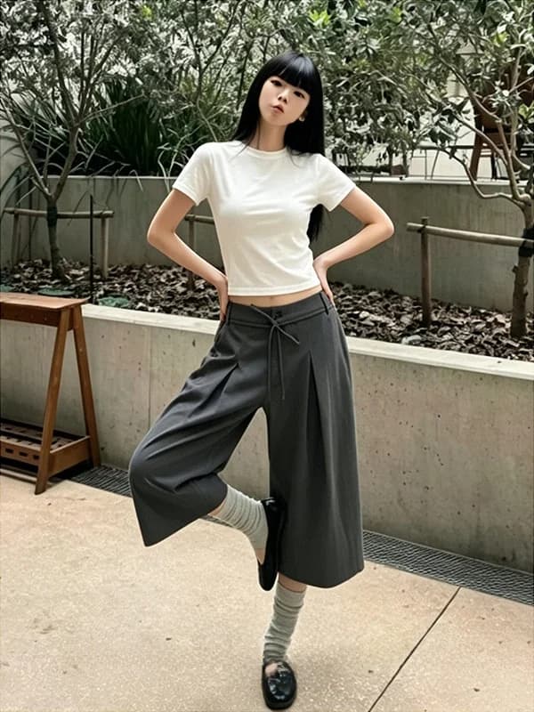 Pantaloncini casual da donna grigi a vita alta, a gamba larga, a sette ottavi, comodi, drappeggiati, che nascondono le imperfezioni