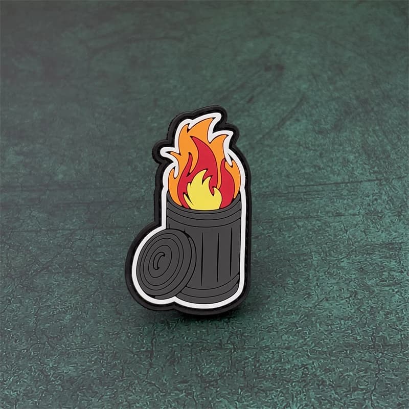 Patch Adesiva in PVC Morbido con Motivo 'Cestino di Rifiuti in Fiamme', Adatta per Cappelli, Vestiti, Zaini, Giacche, Gilet - Patch Ricamata
