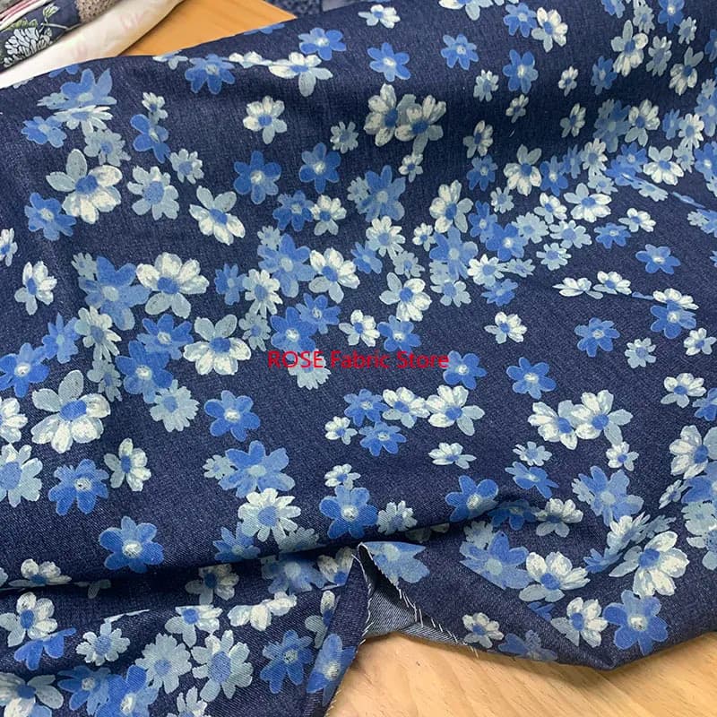 Tessuto jeans morbido stampato con fiori bianchi blu da 1 metro per abiti, cappotti, camicie, pantaloni, borse, tessuto cucito a mano fai-da-te