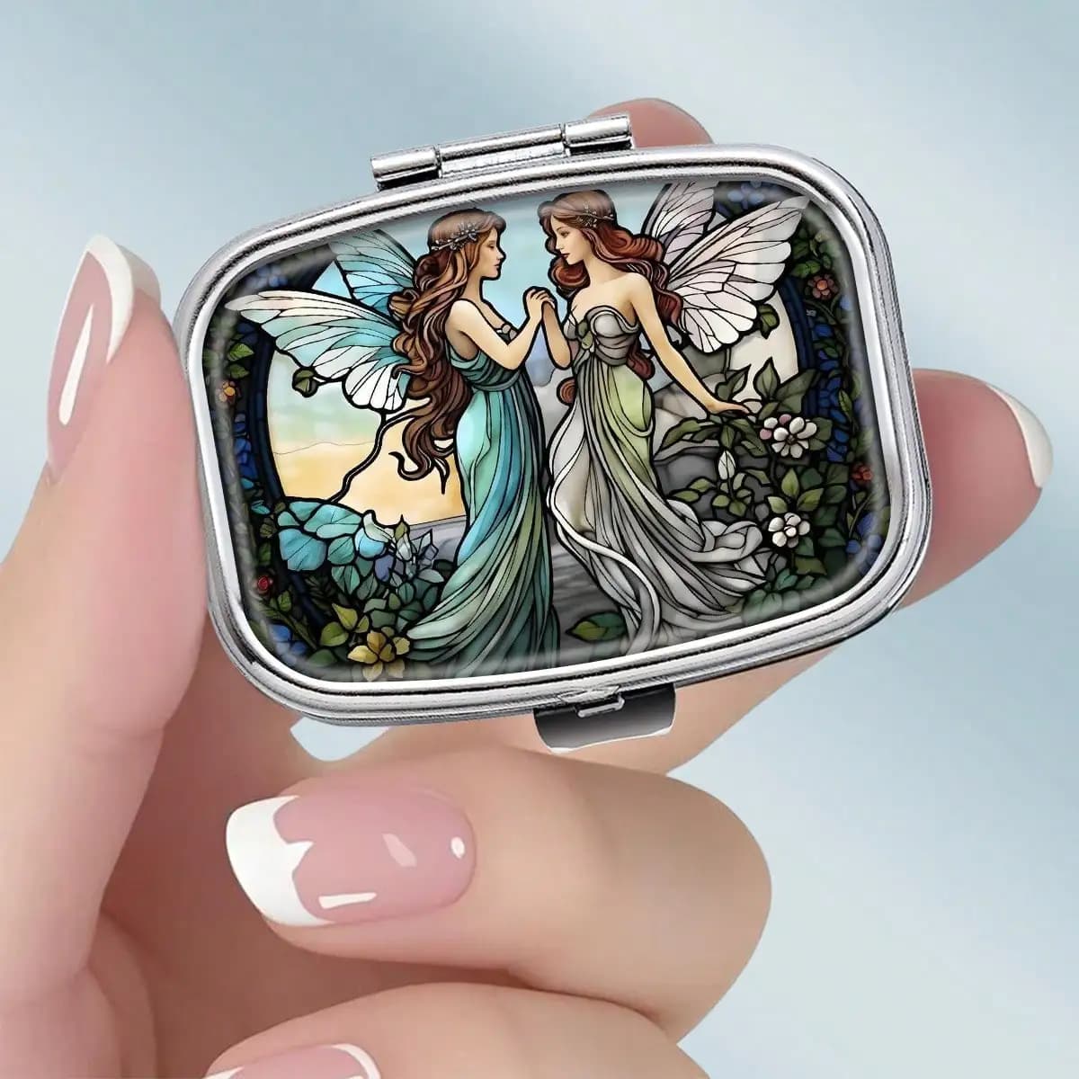This Portable Square Metal Pill Box Features a Brand New Artistic Style with a Grid Pattern and Double Flower Fairy Design, Dual Compartment Design, Elegant and Beautiful, Making It an Ideal Choice for Storing Medicines or Health Supplements. It Is Also Very Suitable for Organizing Vitamins and Storing Small Items.