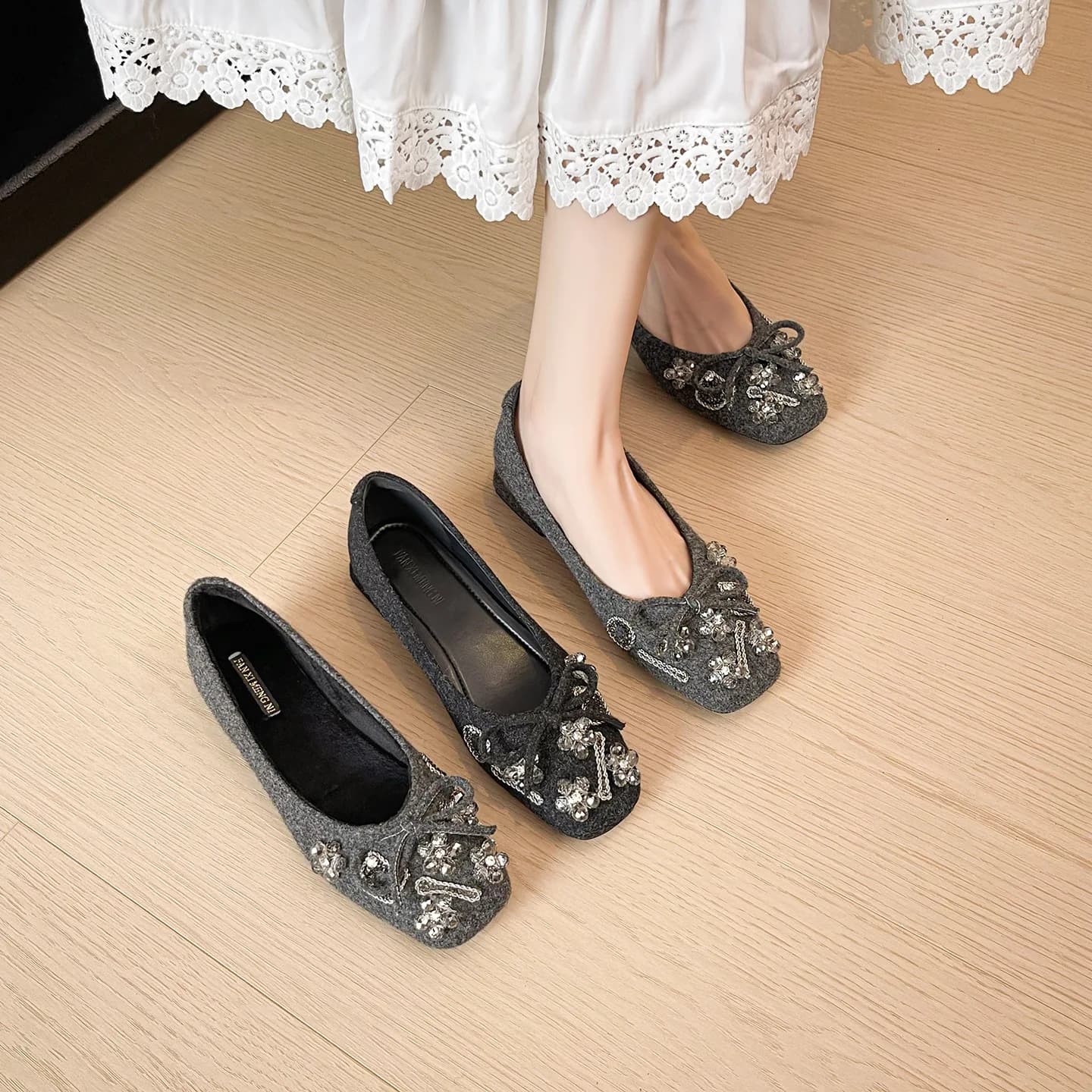 Scarpe da donna decorate con strass perlati Punta quadrata Scarpe basse con bocca bassa Mocassini con design a farfalla in pelle scamosciata Scarpe comode