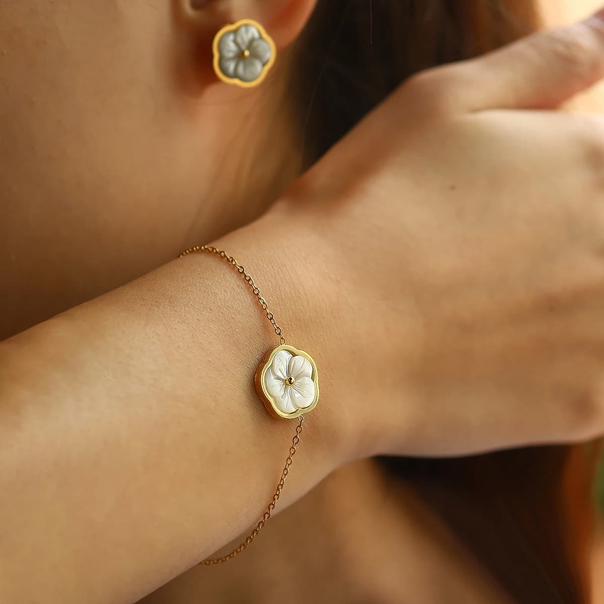 WILD & FREE Braccialetto di fiori di fascino di conchiglia bianca per le donne regalo di gioielli impermeabili alla moda in acciaio inossidabile placcato oro 18 carati