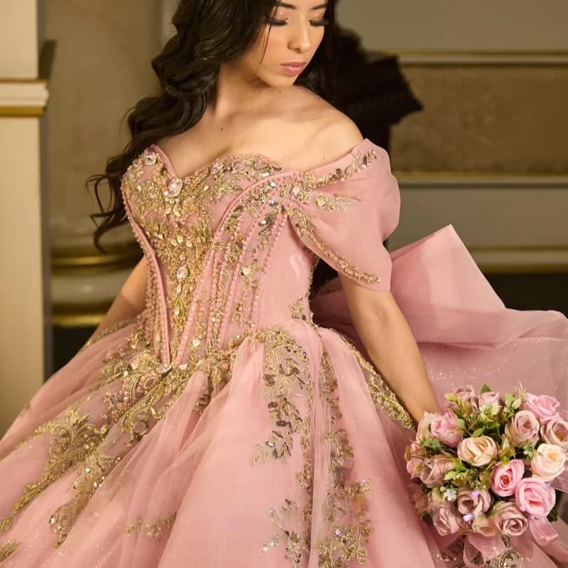Abito Quinceanera rosa lucido con spalle scoperte decalcomania glitter di cristallo Coda lunga Big Bow abiti da 15 Quinceanera Personalizza