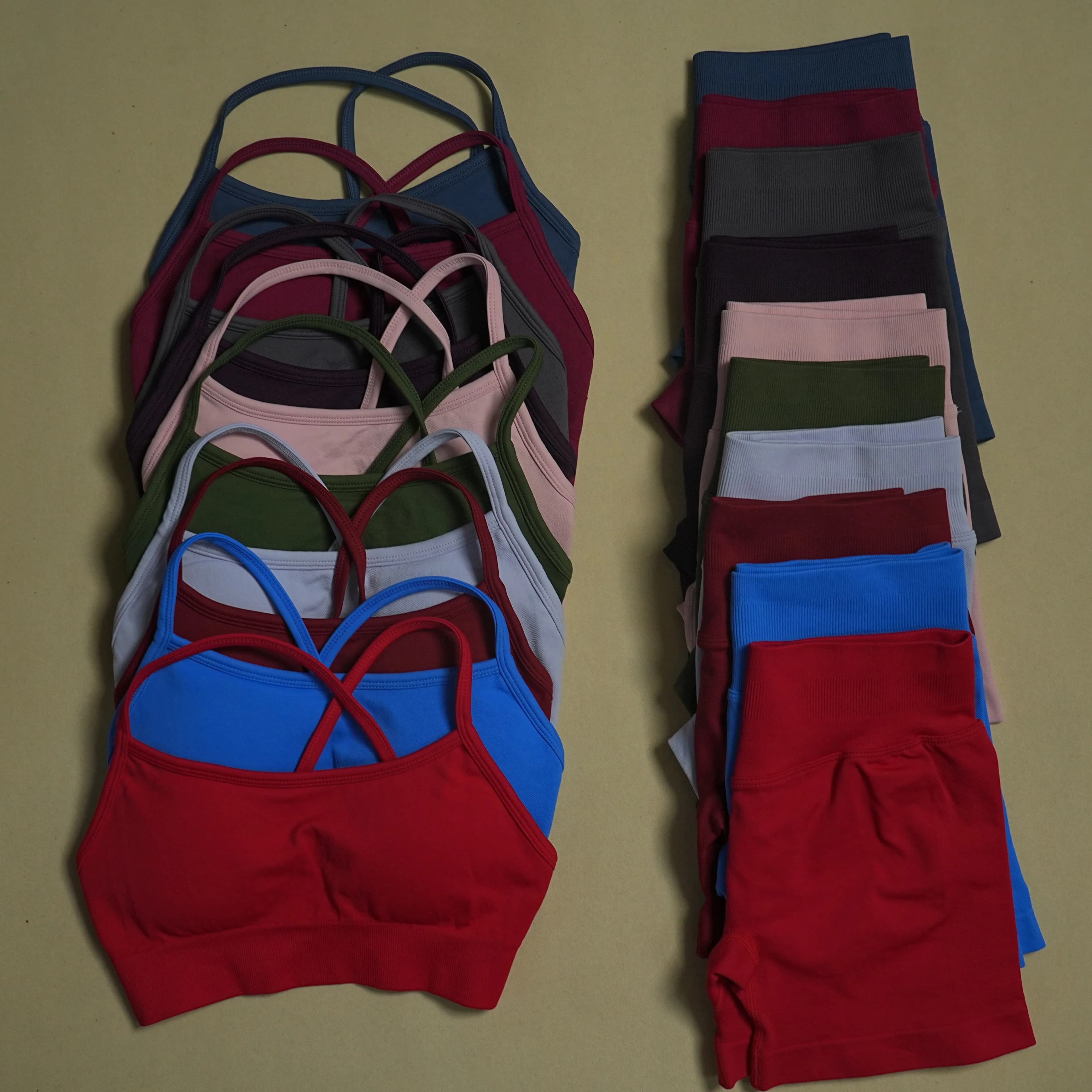 Set coordinato di leggings corti a vita alta, reggiseno sportivo senza cuciture con lacci, completo da allenamento per palestra, fitness e ciclismo da donna