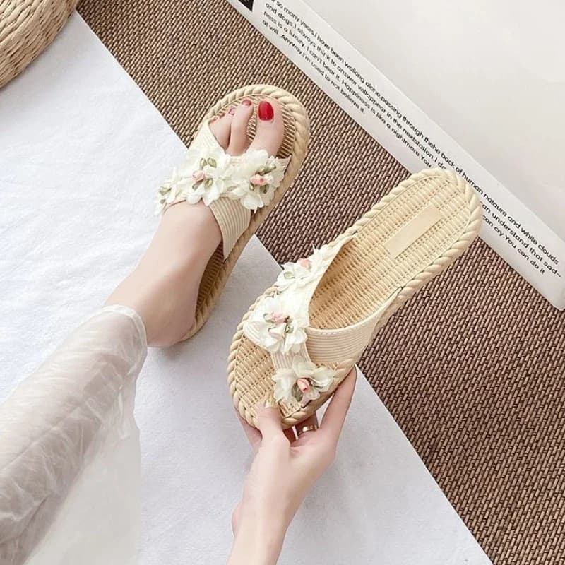 Vacation Flat Women's Slippers and Ladies Sandals Small Size Summer 2025 Shoes New Style Designer Luxury Fashion Korea 39 Slides