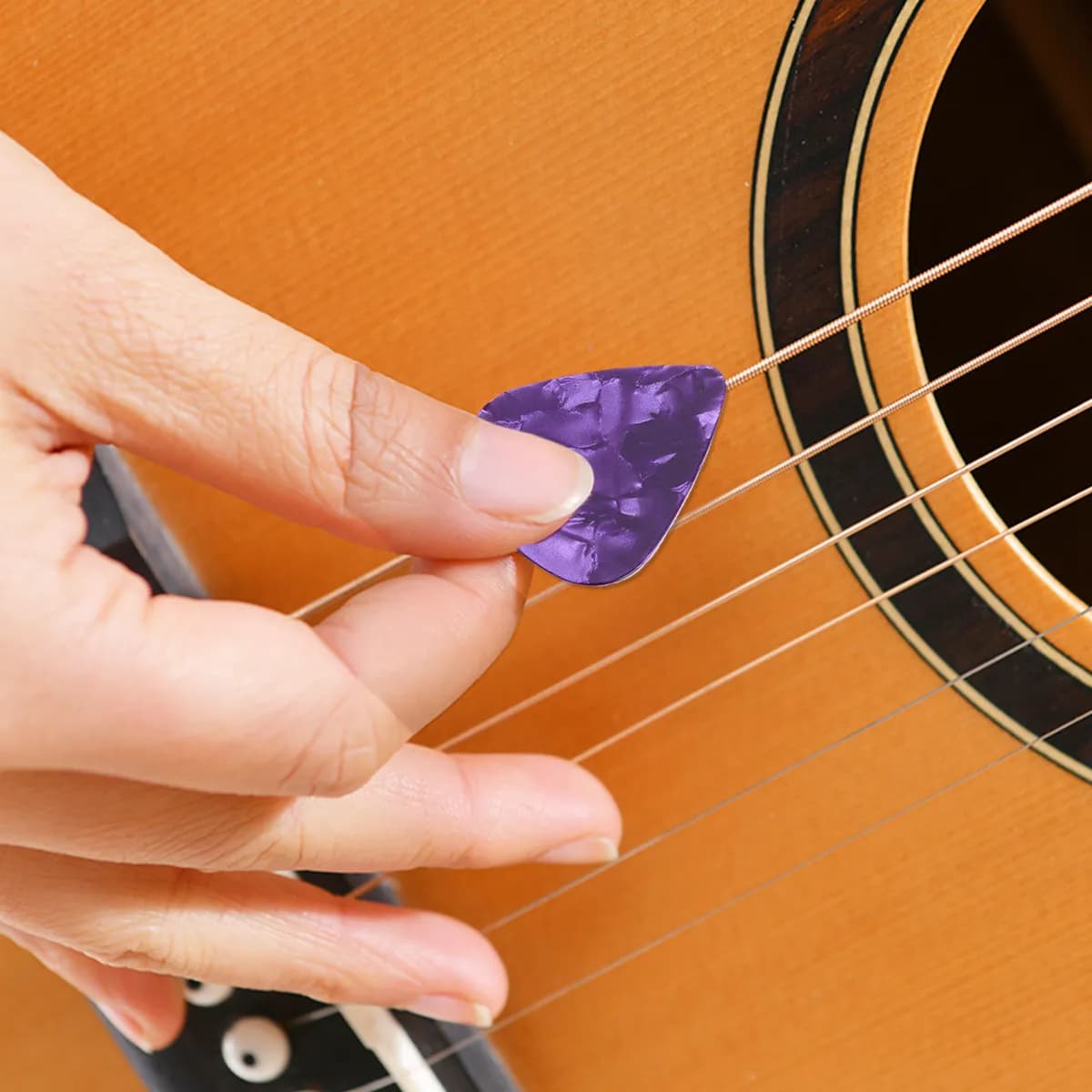Set di 50 plettri per chitarra in celluloid, robusti e flessibili, per pollice, indice e dita, per chitarra, basso, ukulele e strumenti musicali