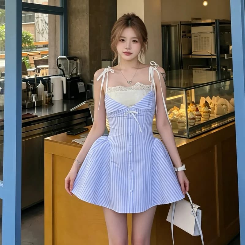 Abito Halter Primaverile 2026 da Donna, Nuovo Modello con Pizzo a Righe Blu, Gonna a Vita Alta Svasata Effetto Snellente, Stile Pure Desire