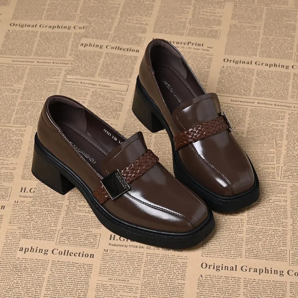 Scarpe da Donna 2026 Nuove in Pelle Stile Britannico con Punta Quadrata, Tacco Grosso e Fibbia, Modello Loafer con Tomaia Profonda, Primavera Autunno