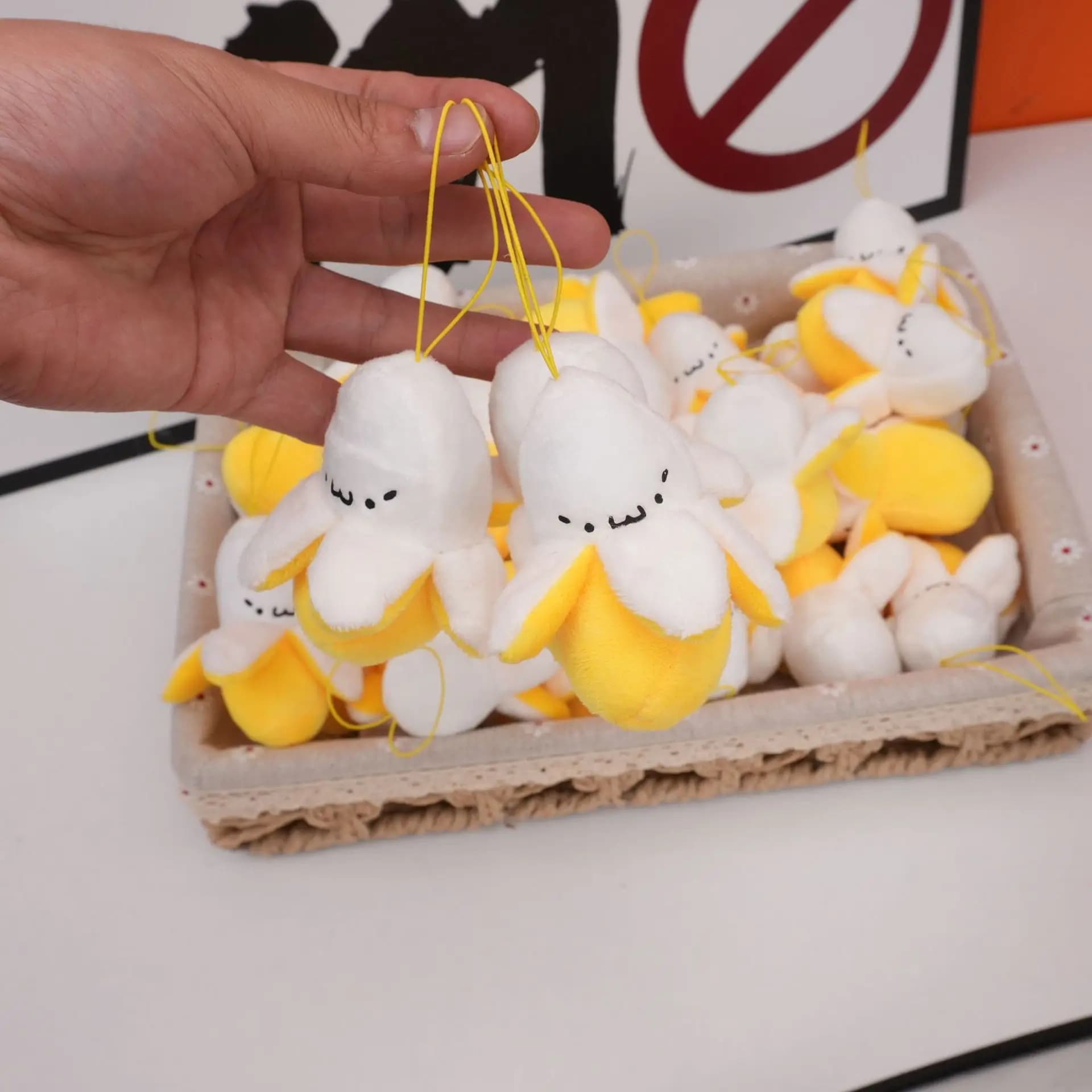 1-20 pezzi unisex pendenti per borse ciondoli bambole di peluche banana sbucciata carino kawaii dolce borsa alla moda accessori portachiavi multifunzionali