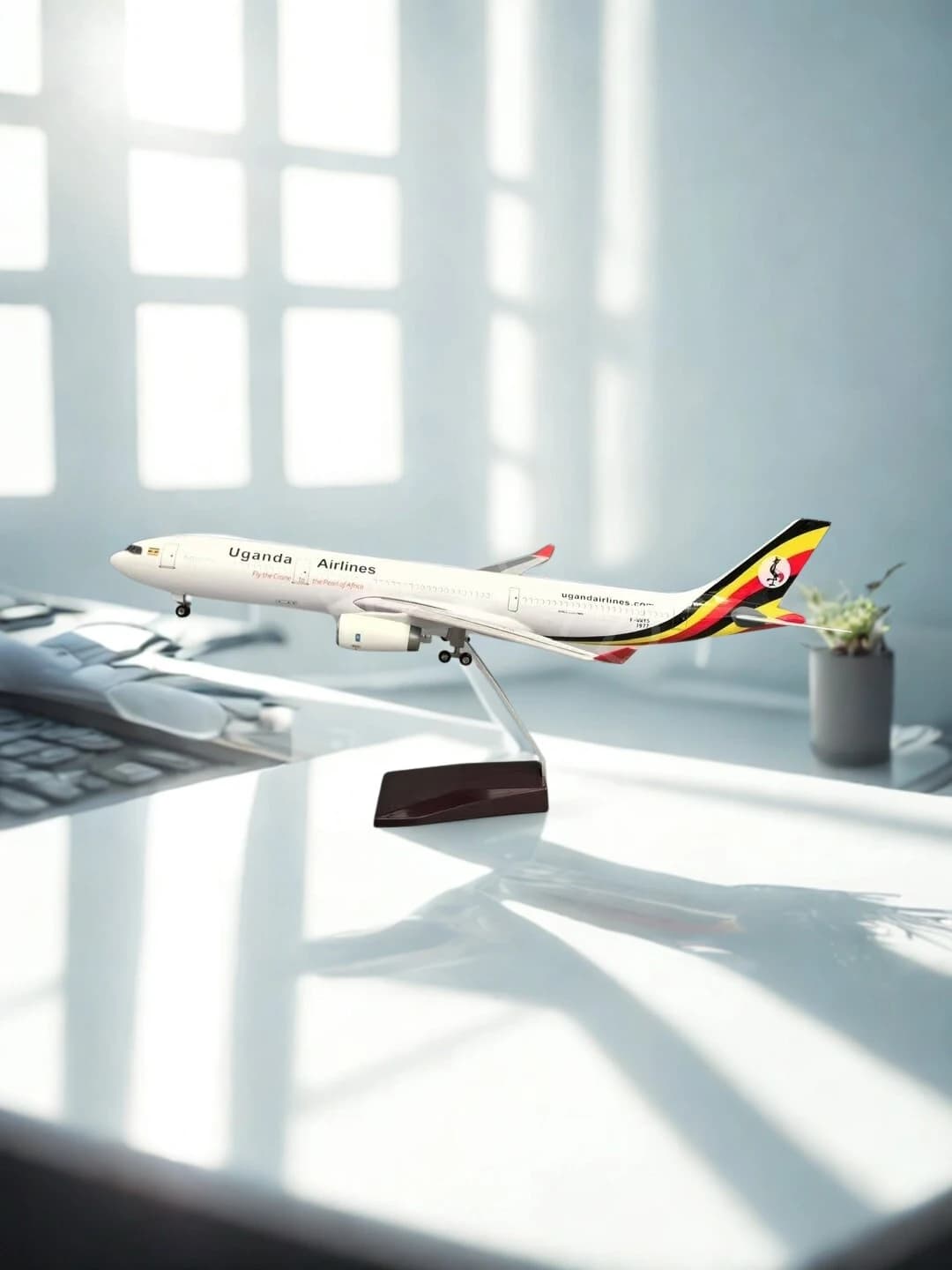 Modellino di Aereo 47cm A330 Uganda Airlines, Miniatura da Collezione, Giocattolo in Resina, Modello di Aeromobile in Scala Simulata