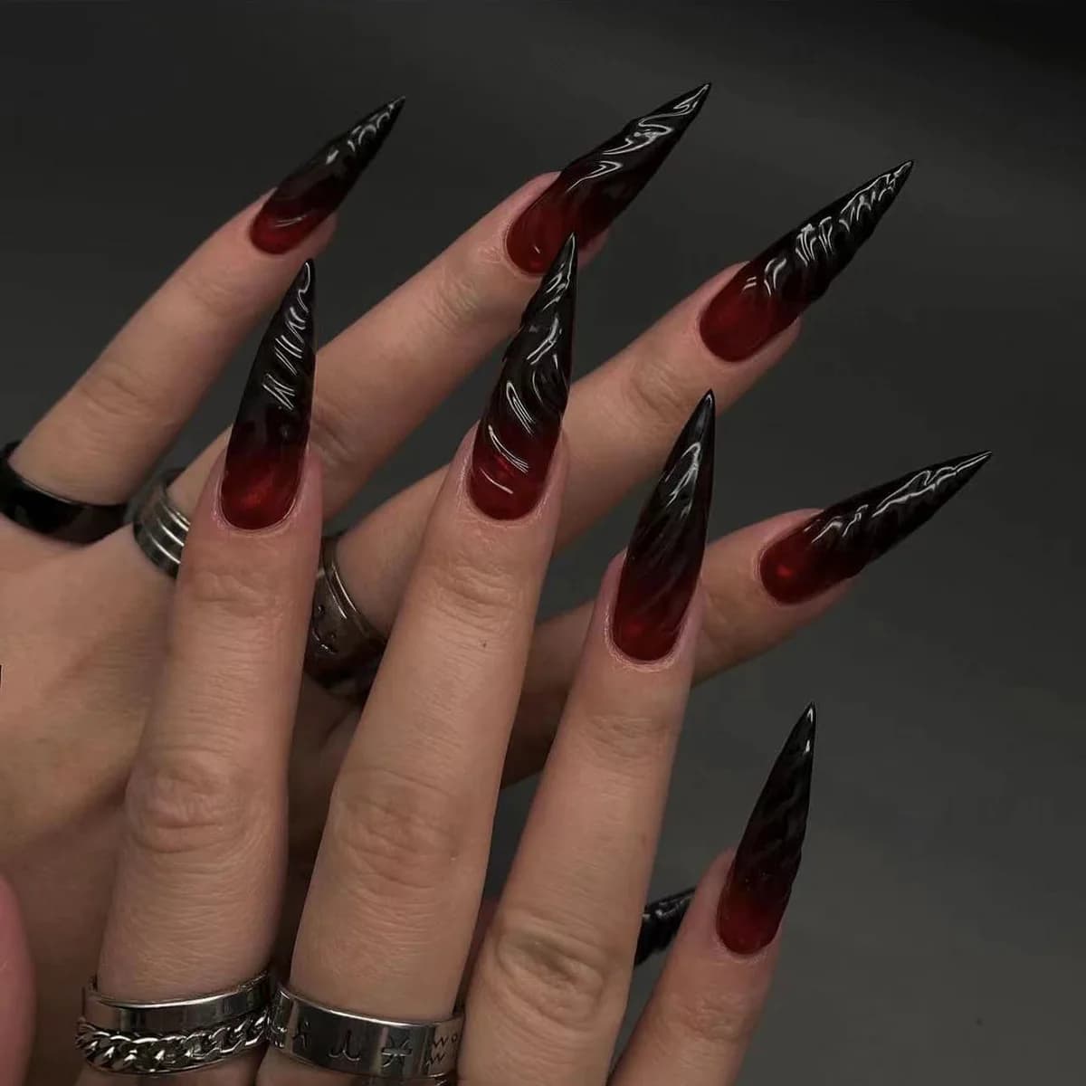 24 Pezzi Unghie Finte a Stiletto Nere e Rosse, Extra Lunghe, a Mandorla, con Effetto Sfumato, Strumenti per Manicure