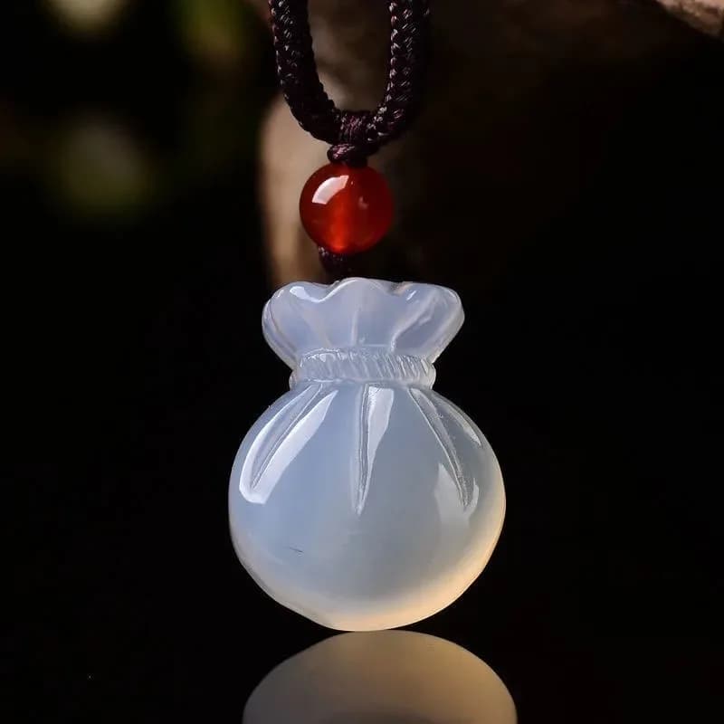 Necklace with pendant bag blessing in natural agate, jewelry with pendants, fashion accessories, hand carved woman, chain sweater lucky