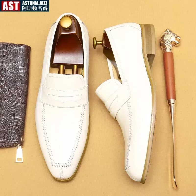 Scarpe eleganti da uomo di tendenza britannica mocassini designer di lusso in vera pelle 2024 estate nuove scarpe sociali da lavoro bianche da sposa uomo
