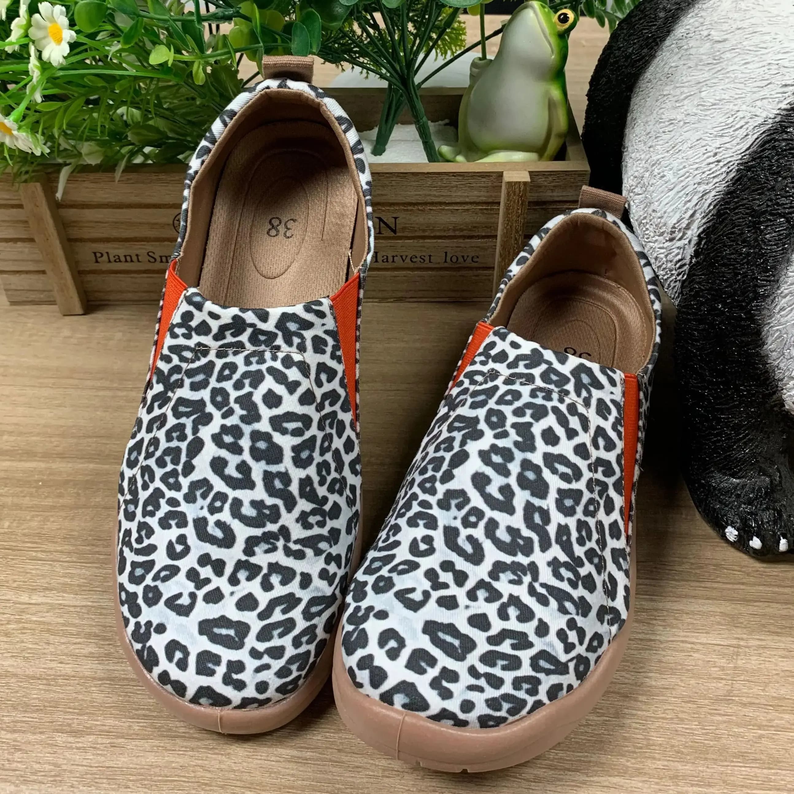 Sneakers casual slip-on da donna, scarpe da passeggio, scarpe da corsa, scarpe comode in tessuto, scarpe da donna di grandi dimensioni con stampa leopardata nera, regalo alla moda per le vacanze.