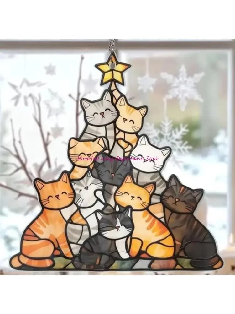 Finestra in vetro colorato con gatti appesi all'albero Natale, acchiappasole pronti per essere appesi alla finestra