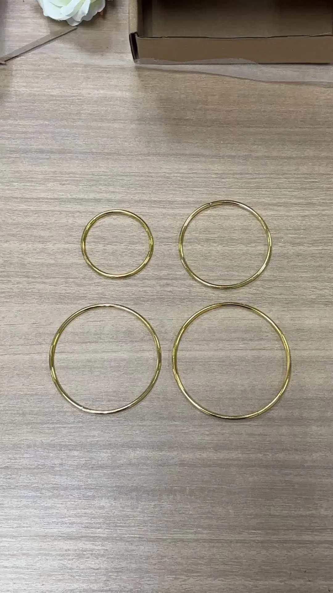 50 Pezzi Cerchi Dorati 50-80mm con Rete Bianca, Accessori Decorativi per Baby Shower, Braccialetti Fatti a Mano, Confetti di Mandorle per Matrimoni