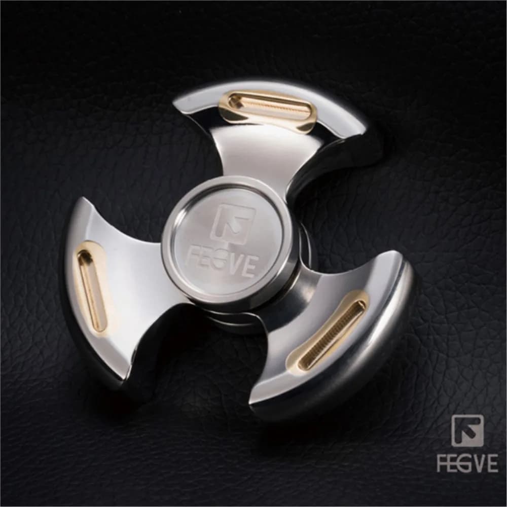 FEGVE EDC Titanio Ottone Fidget Spinner Giocattolo antistress A tre pale Fidget Spinner Gadget per alleviare l'ansia Design originale