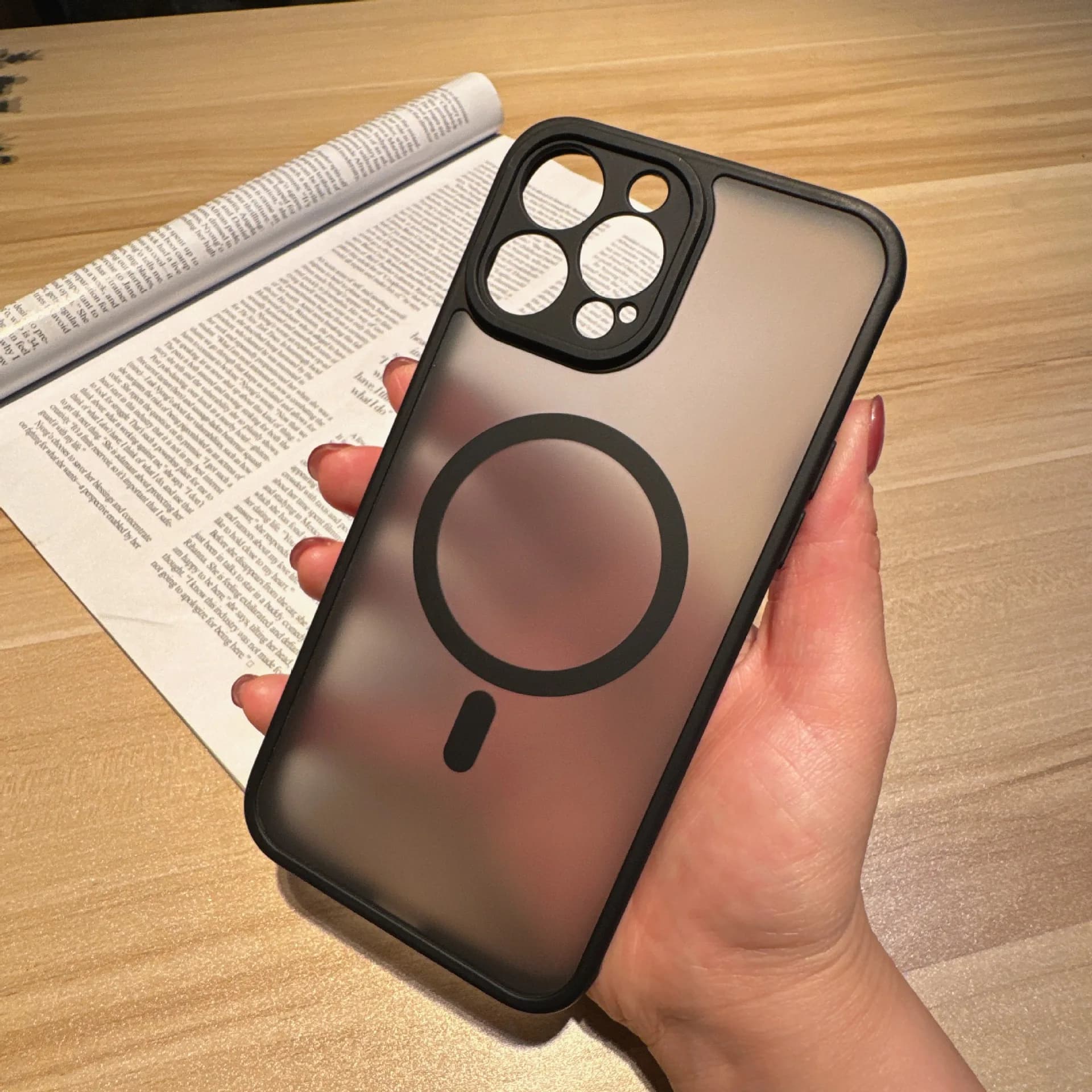 Compatibile con Apple iPhone 17 Air, 16 Pro, 15 Plus e 14 Pro Max. Custodia magnetica per telefono con texture effetto pelle e taglio di precisione.