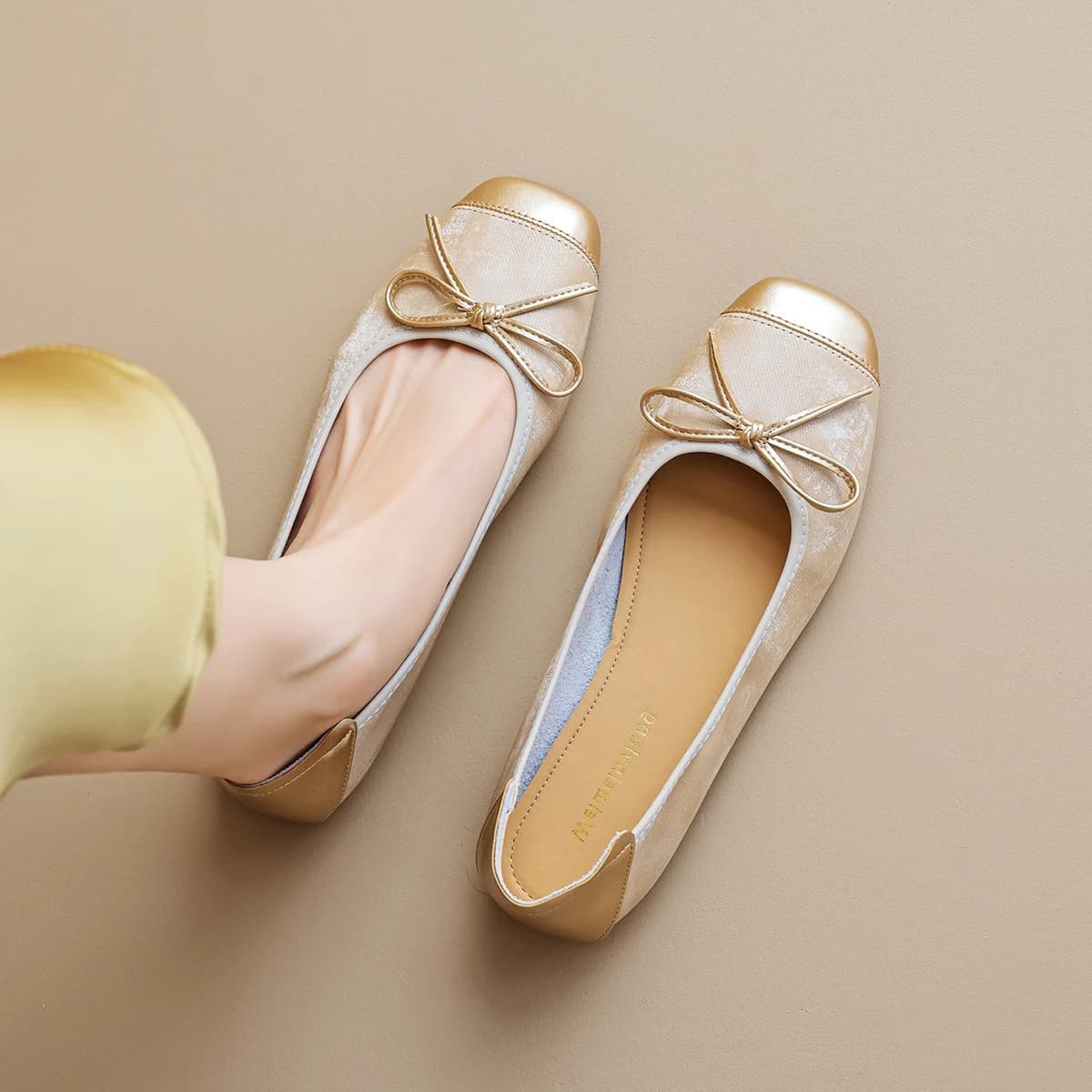 Mocassini da Donna con Punta Quadrata 2025 Nuovi con Fiocco Dorato, Suola Morbida Leggera, Eleganti Scarpe Casual da Donna