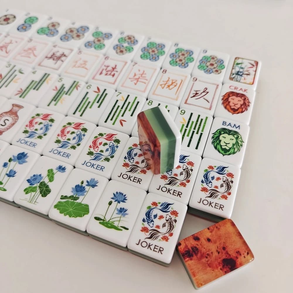 New Trending Wood Grain Mahjong Set 4-Layer Acrylic Luxury Engraved American Mahjong Tiles Travel Mah Jongg Sets for Indoor Game