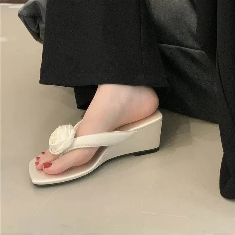Fairy-style Flower Toe-clip Wedge Flip Flops for Women 2026 New Casual Outdoor Beach Thick-soled Slippers