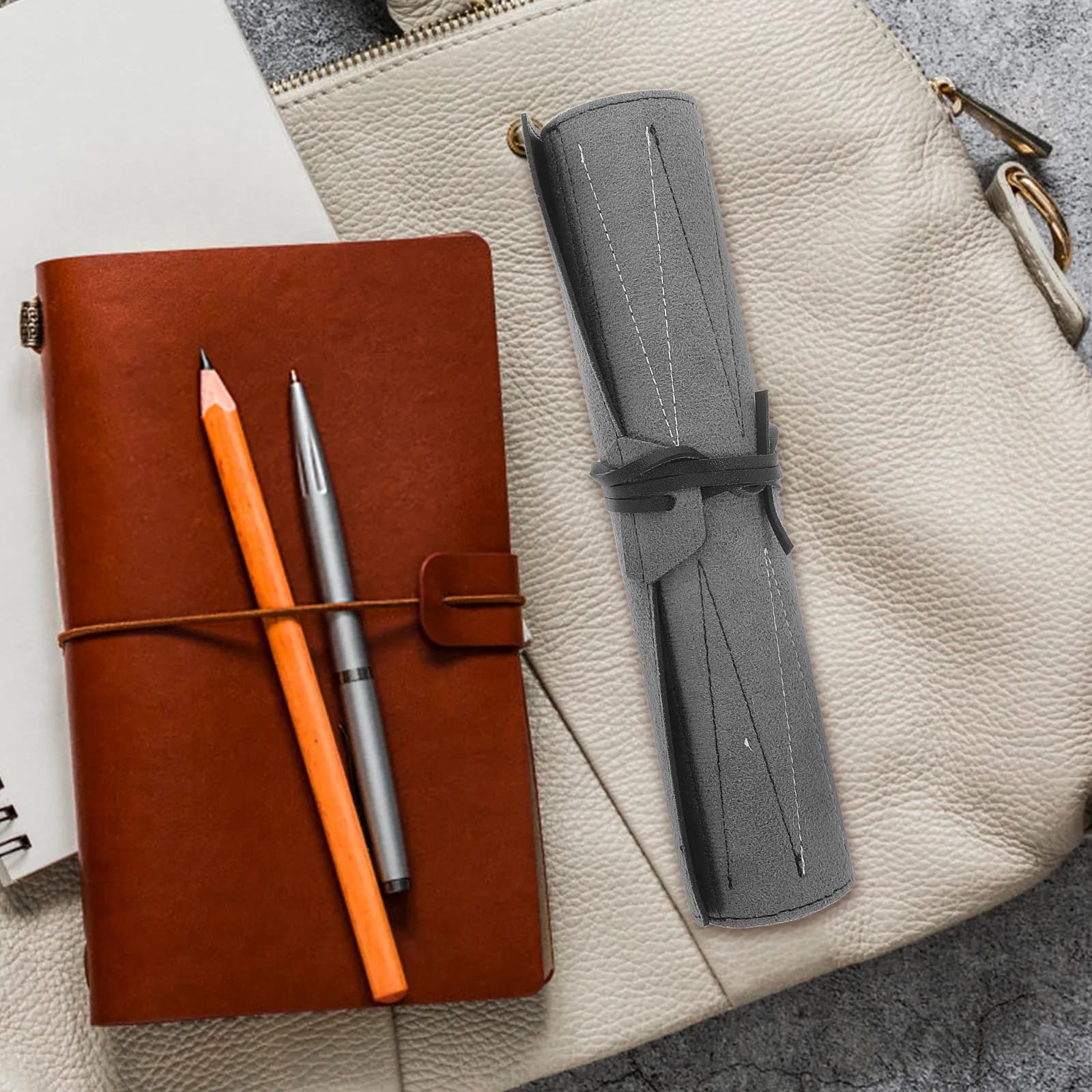 Set da Gioco Portatile in PU: Scacchiera Internazionale Arrotolabile e Tavolo da Backgammon Pieghevole per Viaggi e Attività all'Aperto