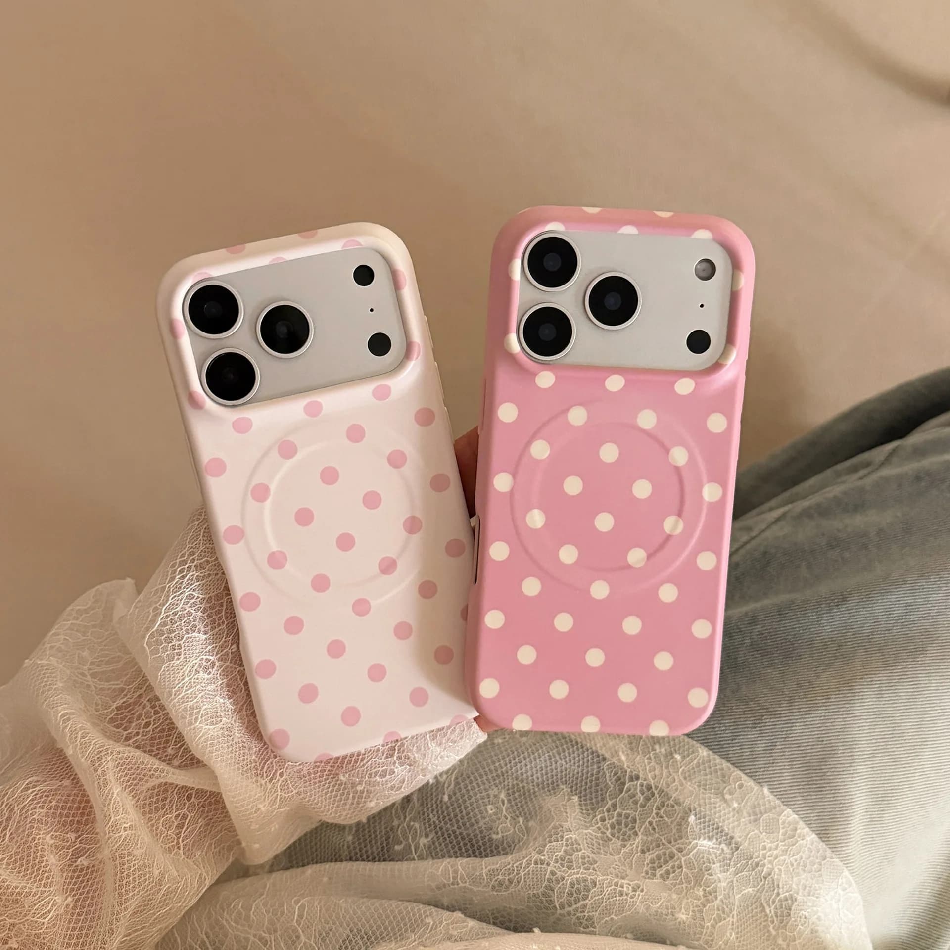 Custodia Magnetica Coreana a Schermo Intero con Motivo a Pois per iPhone 17 16 15 14 Pro Max, Ricarica Wireless, Antiurto, Morbida