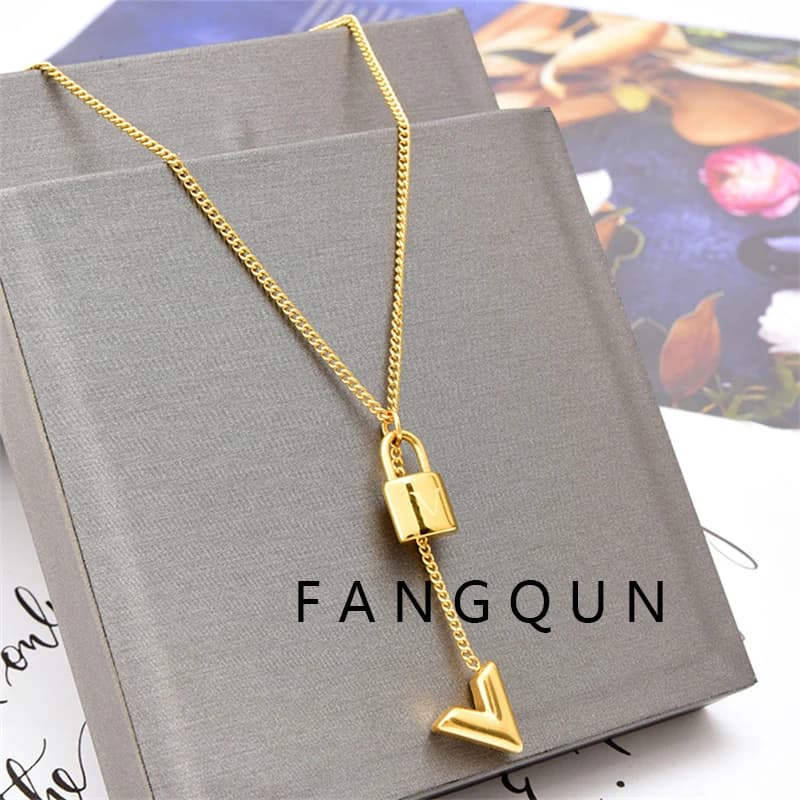 Collana con Lettera V in Acciaio Inox per Donne, Ciondolo di Lusso con Chiusura Dorata, Gioielli Eleganti per Sfilate di Moda