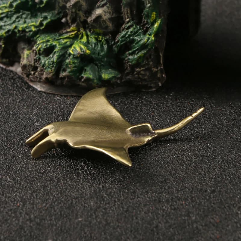 Offerta Speciale: Piccolo Ornamento in Ottone a forma di Pesce Diavolo (Manta Ray), Tea Pet, Decorazioni per Casa e Scrivania, Collezione di Statuette in Rame