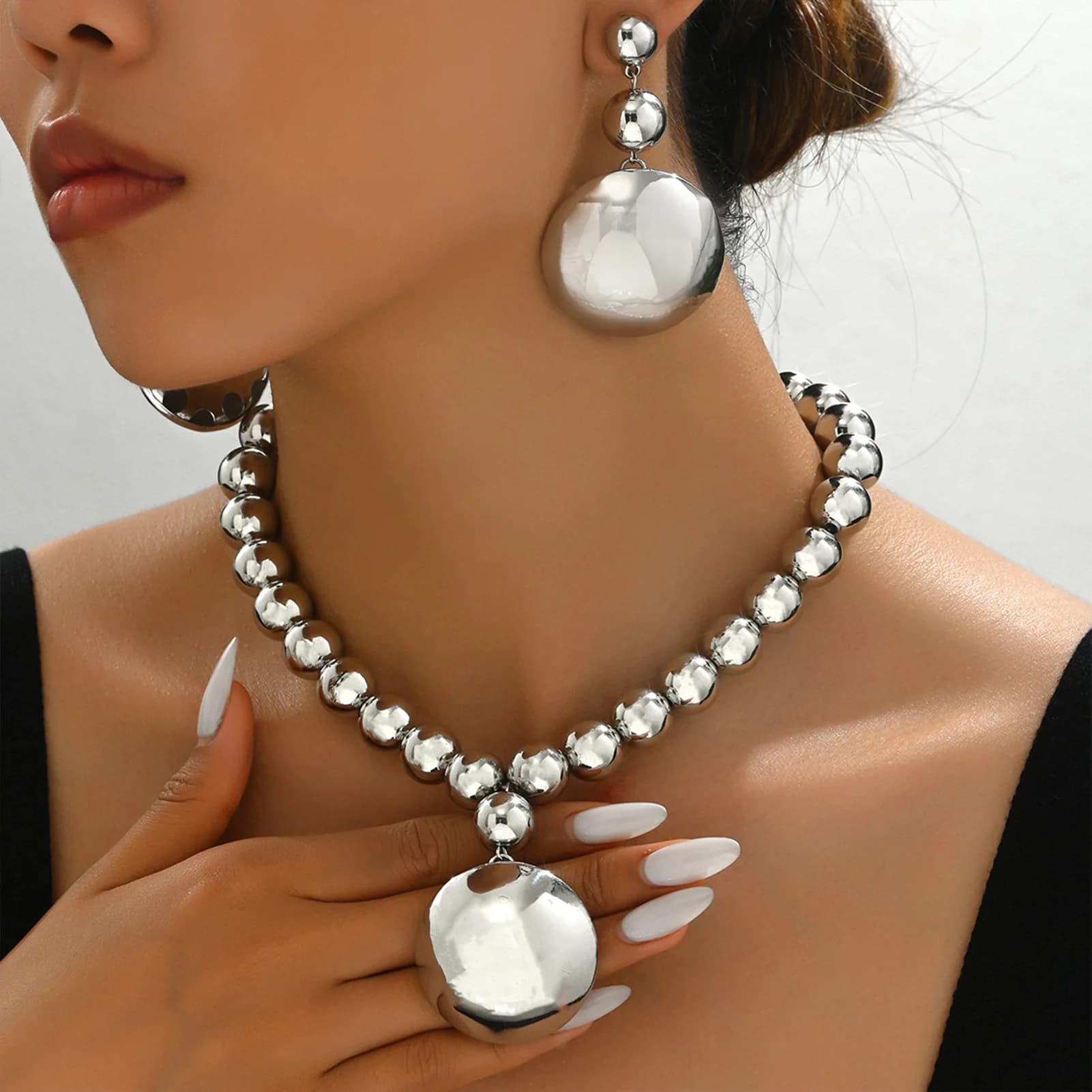 Set di collane da donna con perline in metallo e orecchini pendenti dal design elegante per molteplici occasioni