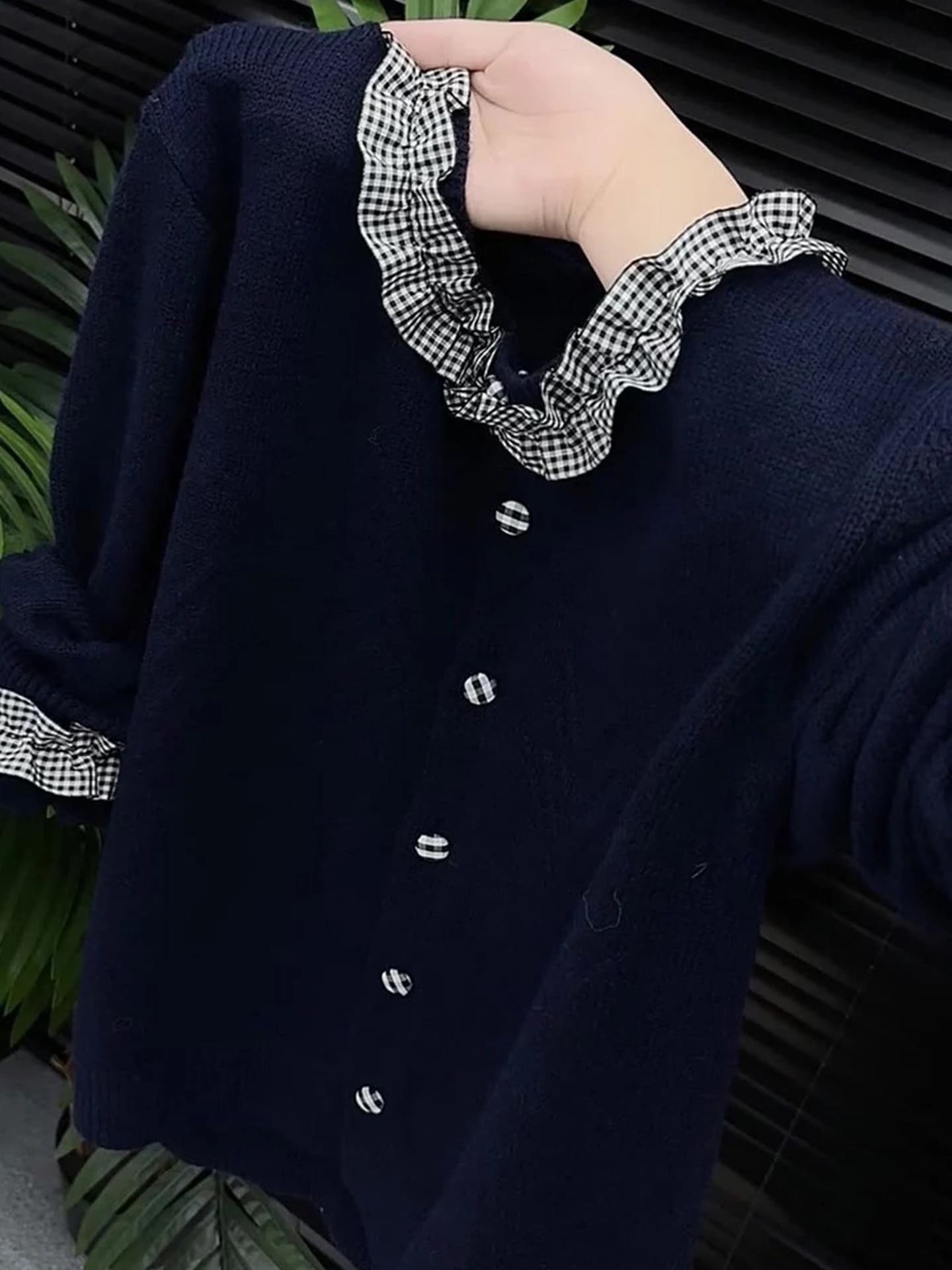 Maglione alla Moda a Maniche Lunghe con Design a Bottoni e Motivo a Blocchi di Colore Effetto Legno per l'Autunno, Abbigliamento Femminile