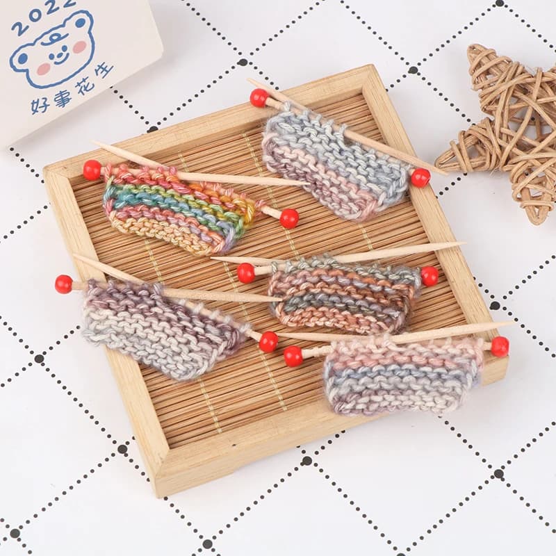 1Pc Mini Clothes Sweater With Needle For 1:6 1:12 Handmade Dollhouse Miniature Dolls Accessories Mini Doll Knitted Woven Tops