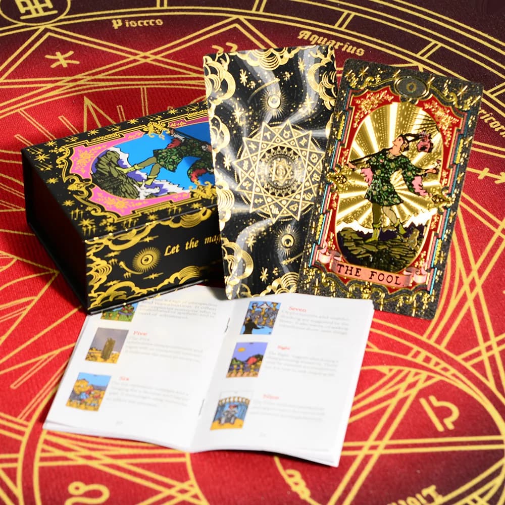 Carte dei Tarocchi in lamina d'oro 12x7cm, con fiori oro, rosso rosato e neri, per divinazione oracolare, in plastica impermeabile, con libretto di istruzioni e carte per la divinazione.