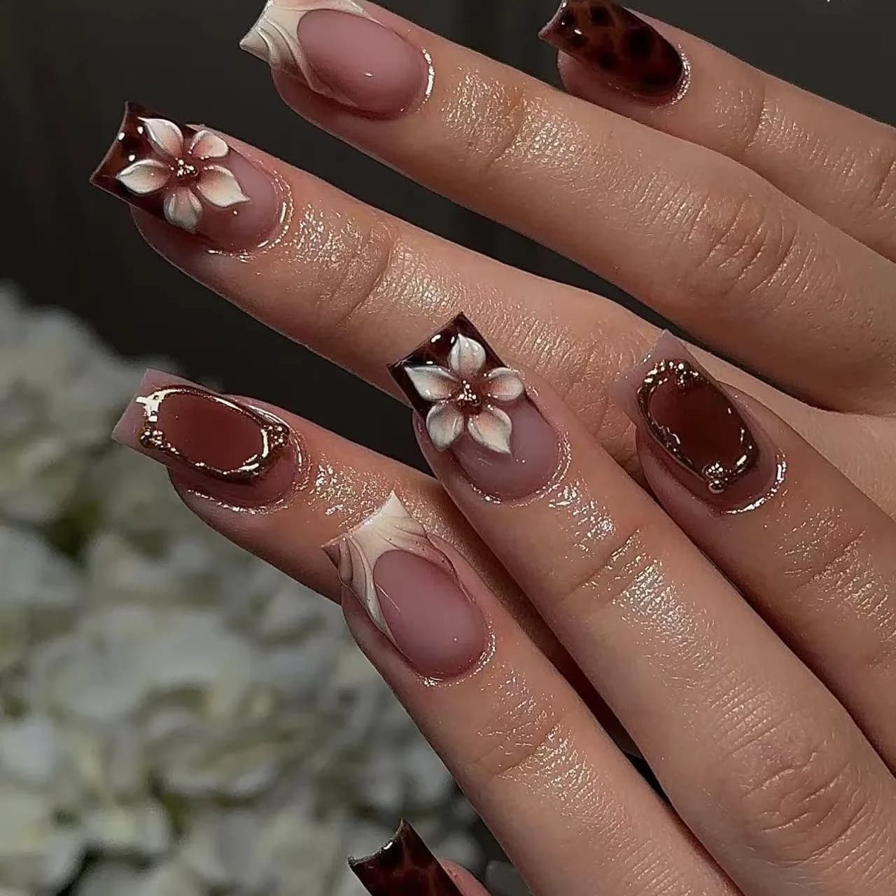 Unghie finte corte quadrate per donna, stile ragazza, stampa leopardata marrone con fiore 3D in rilievo e fiocco, unghie finte in acrilico a pressione.