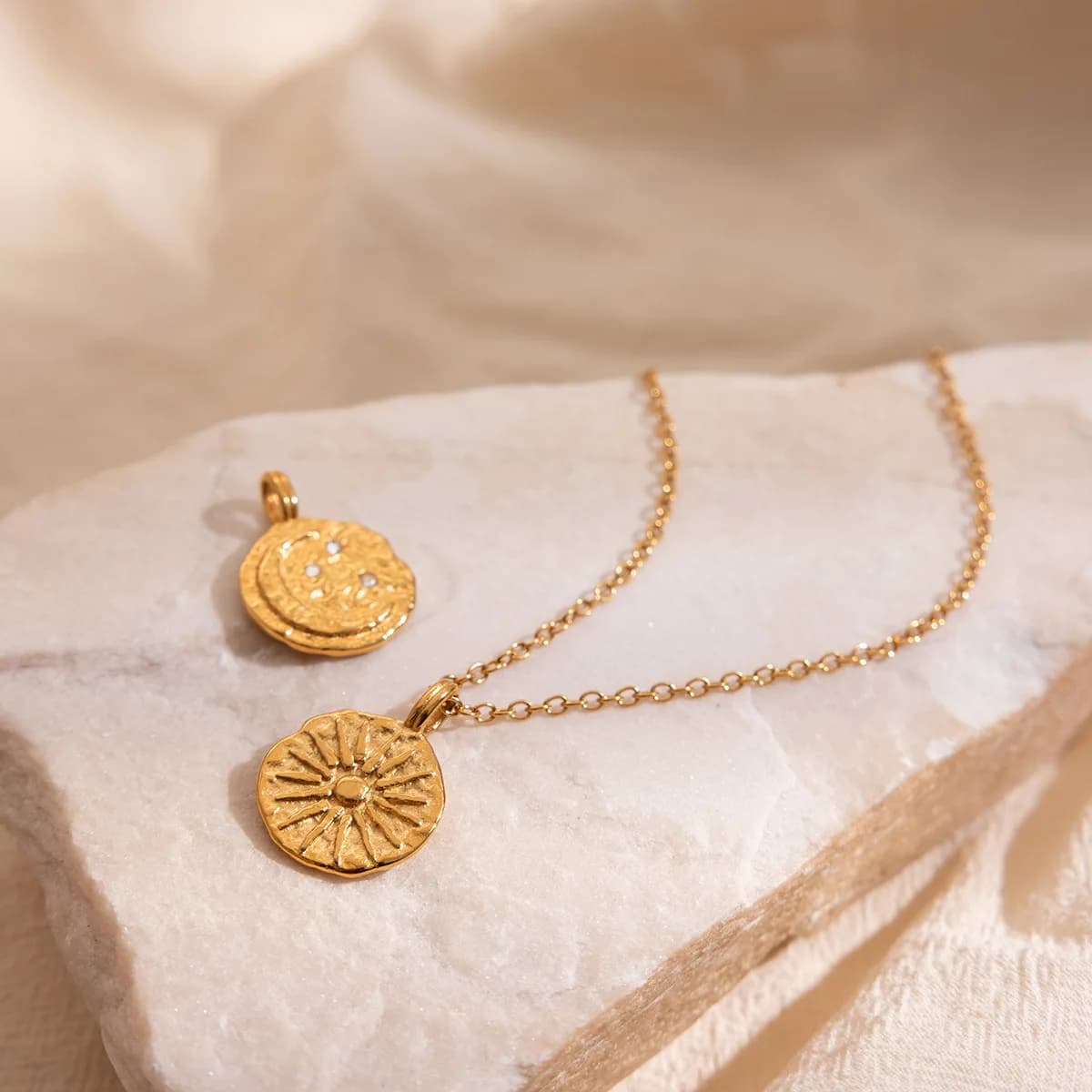 Collana da Donna in Acciaio Inossidabile Placcato Oro 18K con Motivo a Rilievo Circolare, Gioiello Regalo