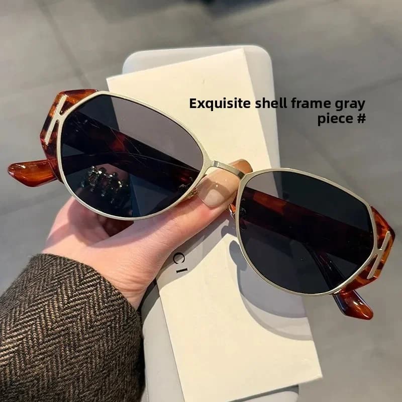 Trendy 2025 Occhiali da sole ovali Lenti in resina unisex Cat Eye Frame Lenti grigie Uomo Donna Protezione solare Occhiali ottici alla moda