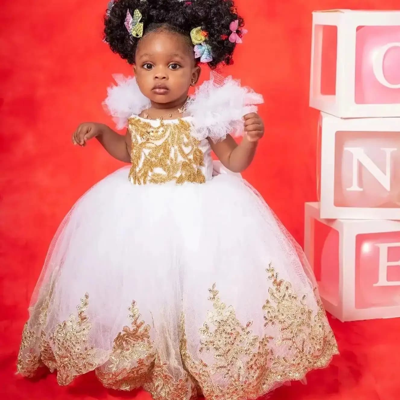 Abiti da ragazza di fiore principessa bianca per matrimonio Abiti da spettacolo per bambini con fiocco applicato in oro sul retro Abito da ballo Abito da compleanno per bambini