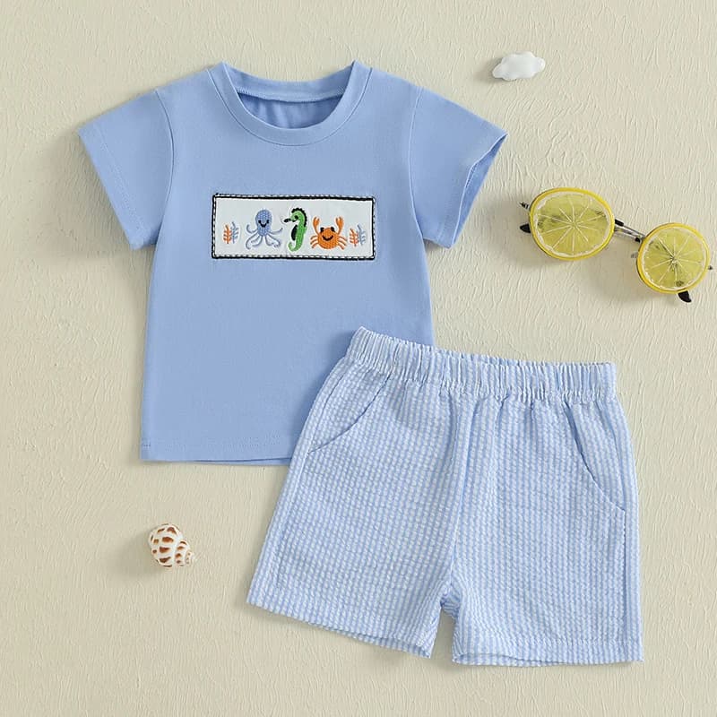 Completo estivo da ragazzo con top ricamato con animali oceanici a maniche corte e pantaloncini a righe: abbigliamento estivo carino e comodo