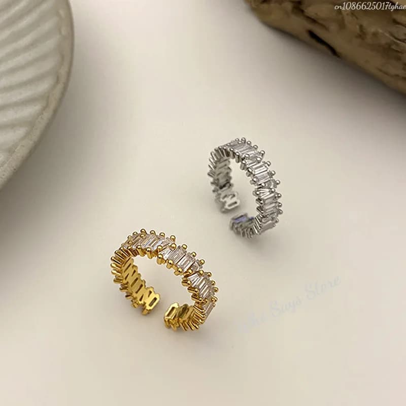 Anelli con zirconi scintillanti dal nuovo design alla moda per le donne. Elegante regalo di gioielli per feste