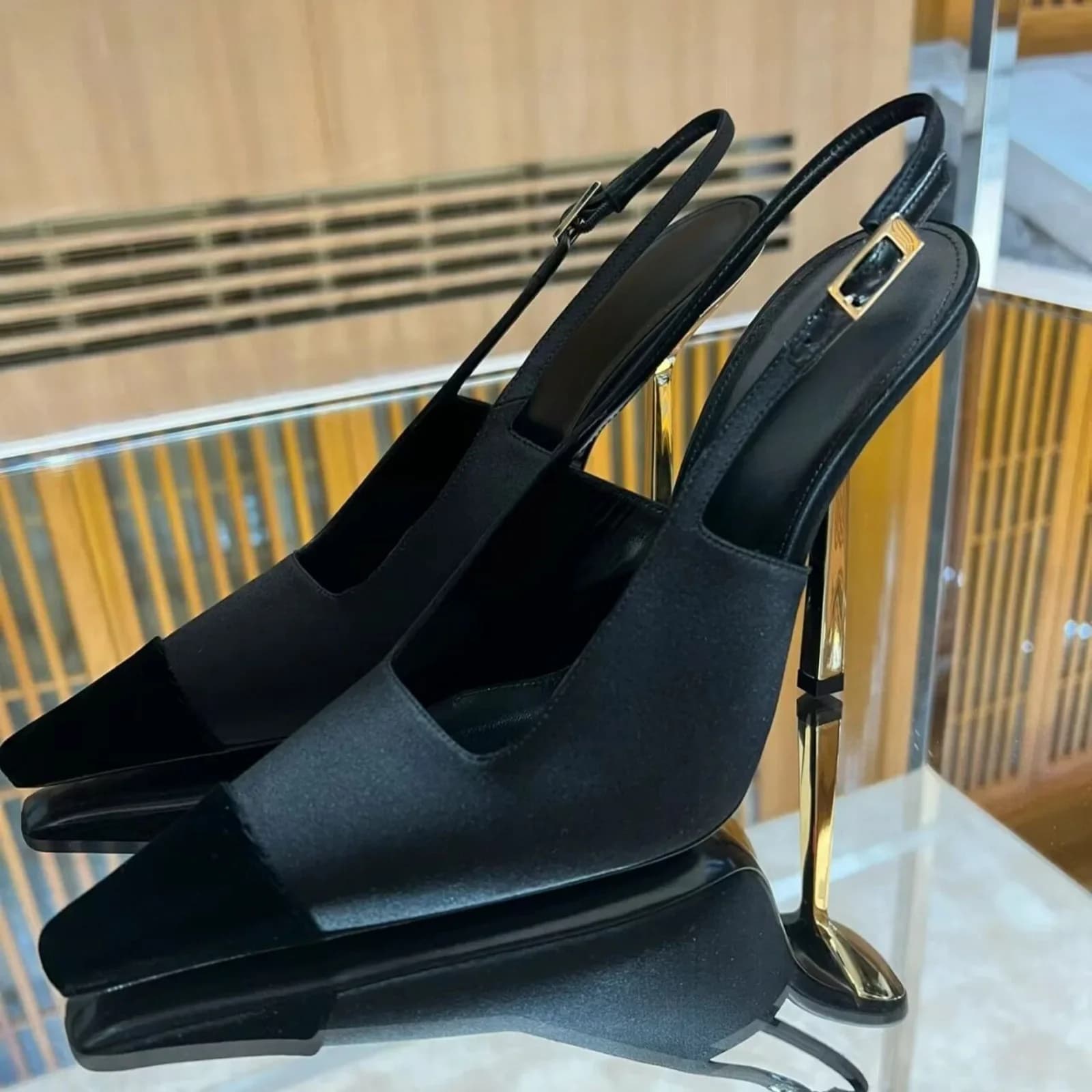 Sandali con tacco a spillo con punta chiusa a punta nera Donna Estate 2025 Fibbie bianche con giunture Scarpe sexy con tacco alto per donna