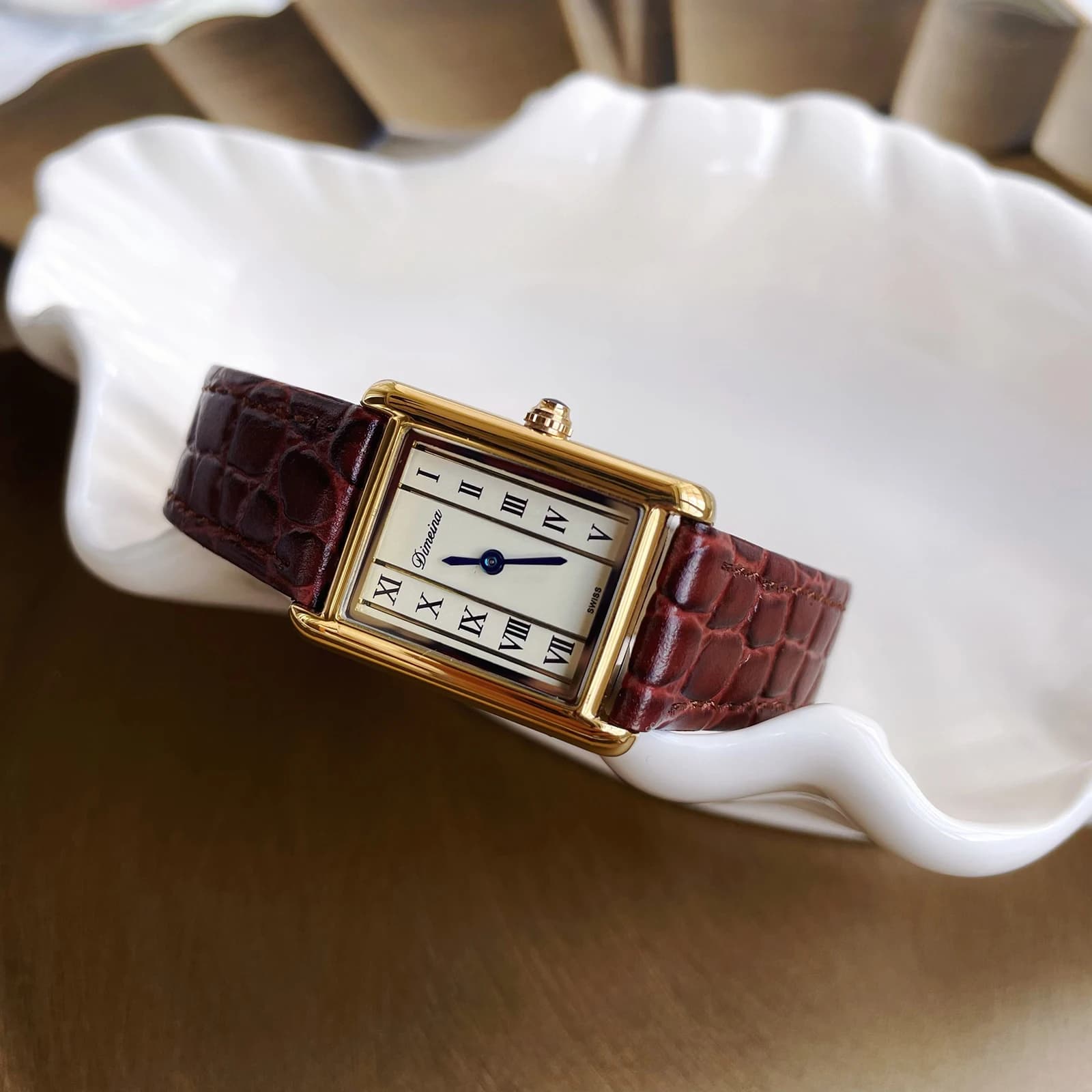 Elegante orologio da polso da donna classico in pelle, stile lussuoso e sofisticato, un orologio da donna di fascia alta, un regalo per le donne.