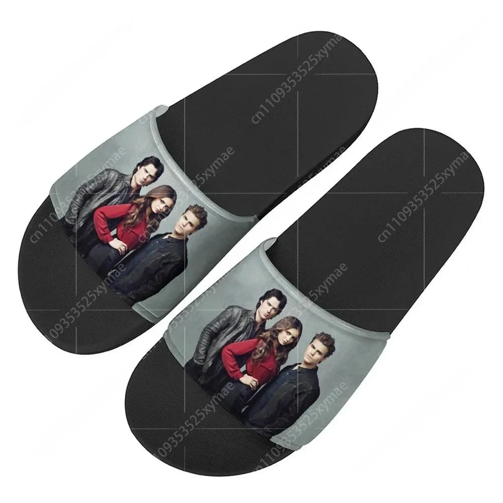The Vampire Diaries Pantofole da casa, scarpe da acqua casual, Damon Salvatore, sandali da spiaggia e piscina per uomo, donna e adolescente, ciabatte estive