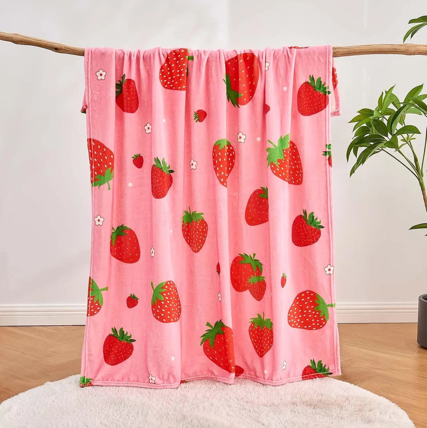 Coperta in peluche con motivo fragola VIKAMA, adatta per camera da letto e soggiorno, un accessorio per la casa caldo e decorativo