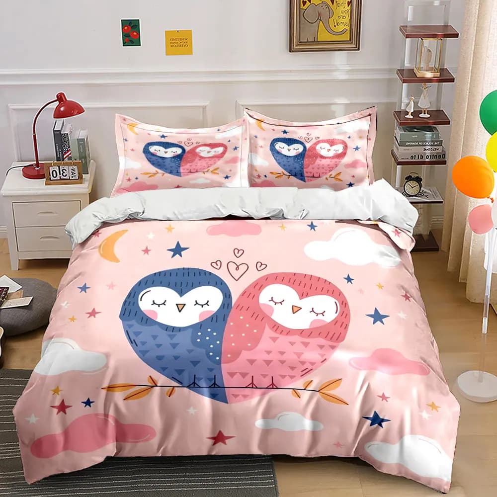 Simpatiche gufole su sfondo rosa. Set di biancheria da letto con copripiumino morbido e confortevole, include 1 copripiumino e 2 federe.
