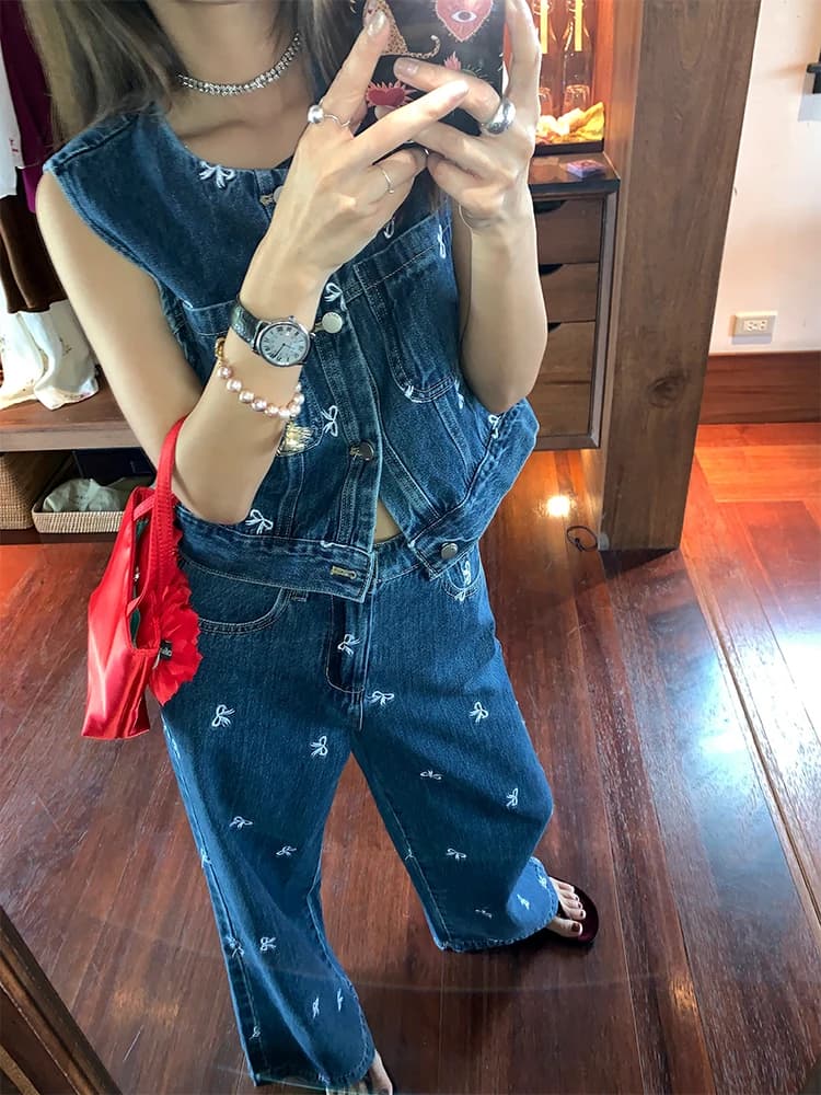 Set Moda Inizio Autunno 2025: Top in Cotone a Maniche Lunghe con Scollo a V e Gilet in Jeans, Pantaloni Larghi in Denim Ricamato
