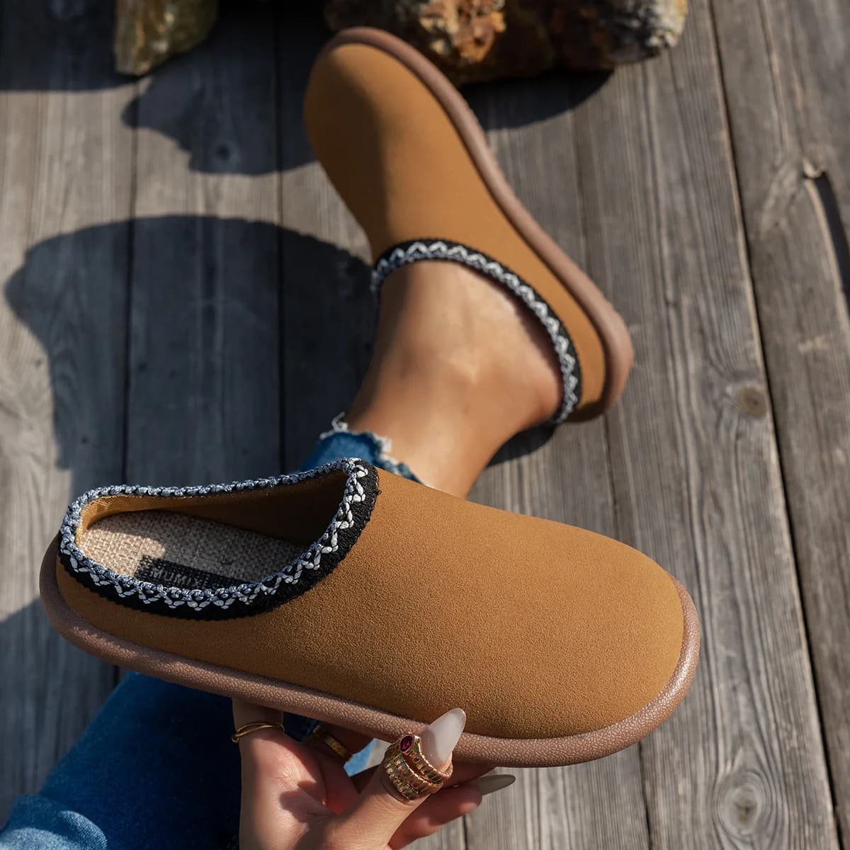 Pantofole ricamate 2025 da donna Stile etnico Suola piatta Ciabatte aperte sul retro Ampia larghezza Foderata in pile Scarpe da casa invernali Comode