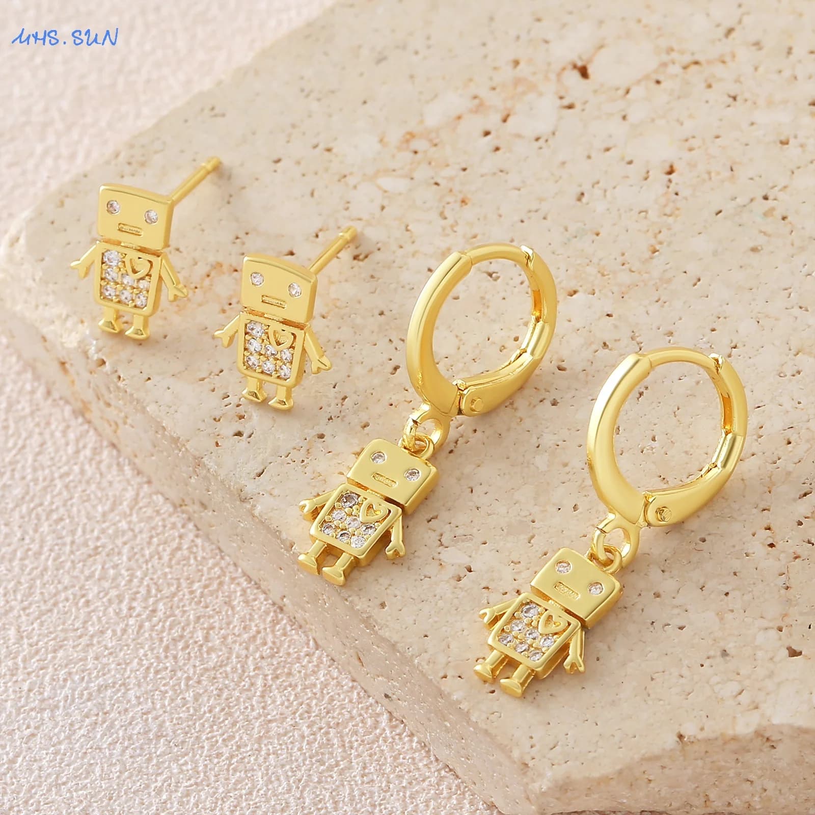 MHS.SUN Orecchini a forma di robot con zirconi placcati in oro per donne e ragazze, gioielli classici per l'uso quotidiano, regali semplici per feste di compleanno