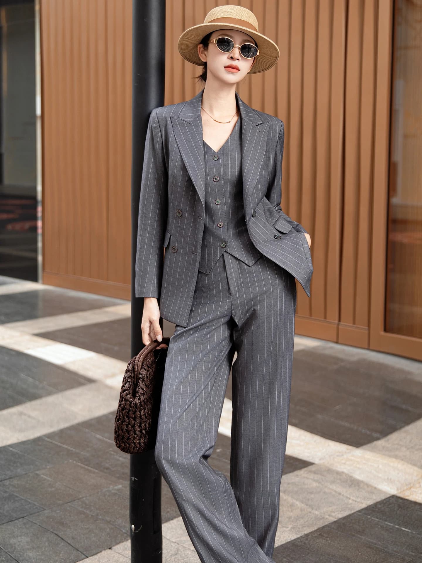 Completo da Donna a Righe Verticali Grigie, Set Tre Pezzi, Casual, per il Lavoro, Pantaloni a Gamba Larga, Gilet e Giacca, Ensemble di Alta Classe