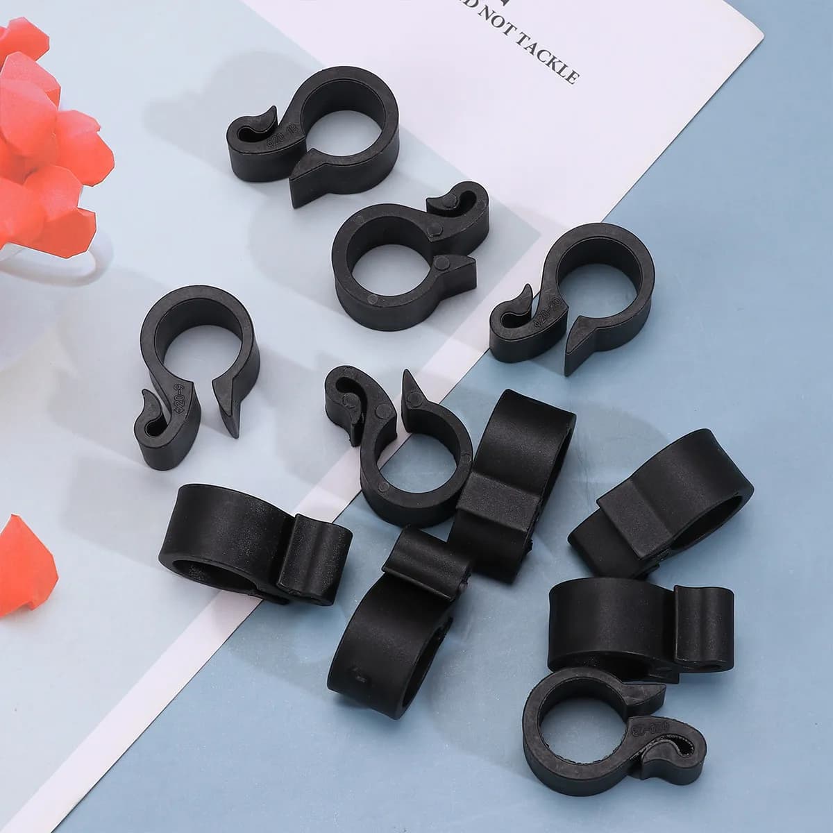 50 Pezzi Clip per Tubi in Plastica, Fissaggio per Tubi Irrigazione Giardino, Clip Leggera e Robusta a U per Tubi Gocciolanti
