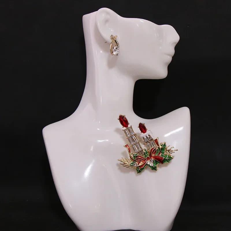 Spilla da bavero natalizia a forma di candela, tono oro, con smalto rosso e verde, cristalli e strass, motivo foglie di agrifoglio e fiocco, per donna